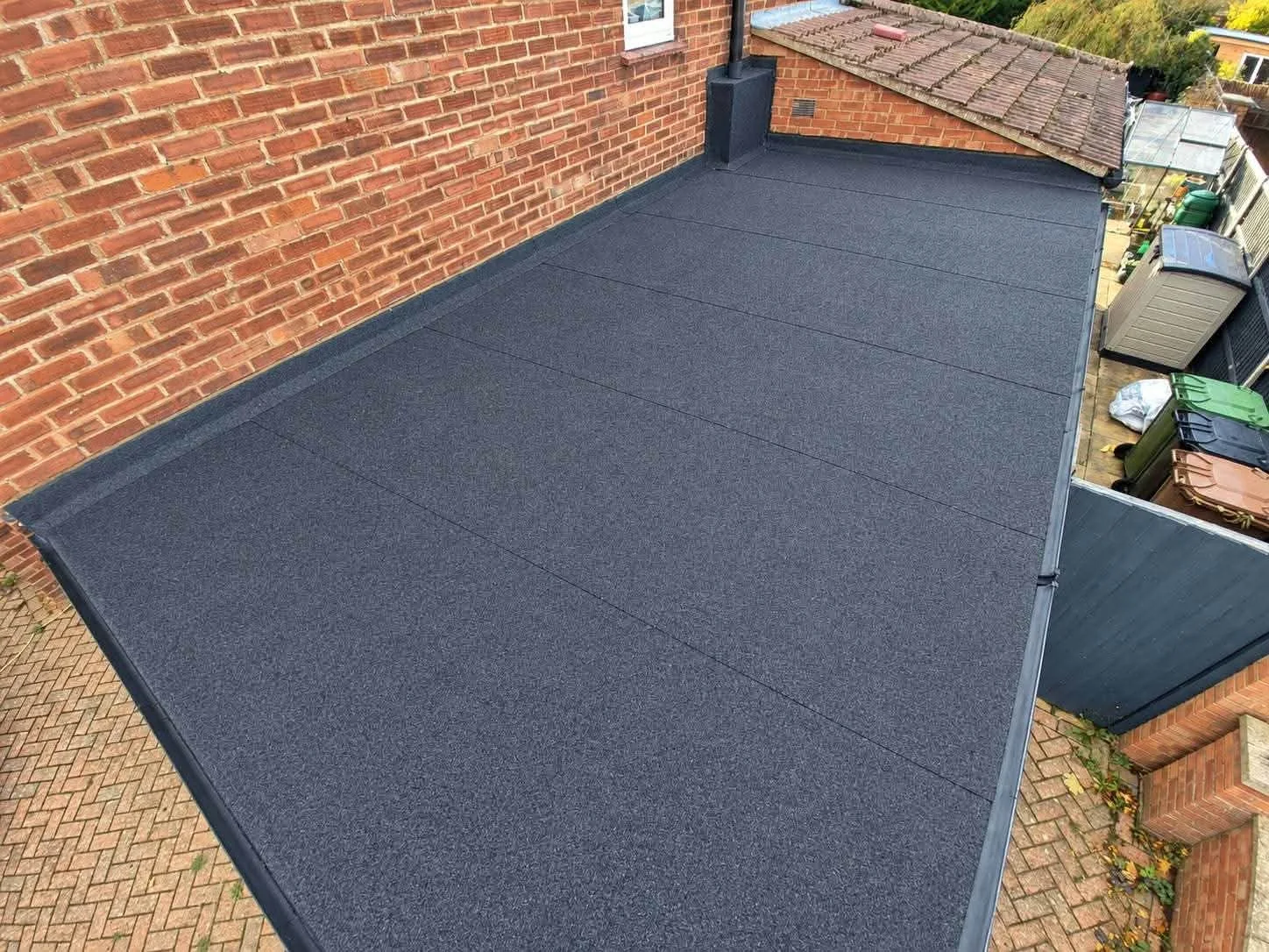 Flat roof with neatly installed felt covering